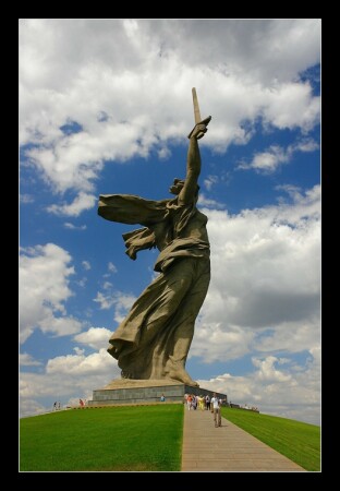 Памятник - гигант