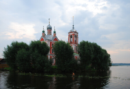 Церковь у озера, вечер