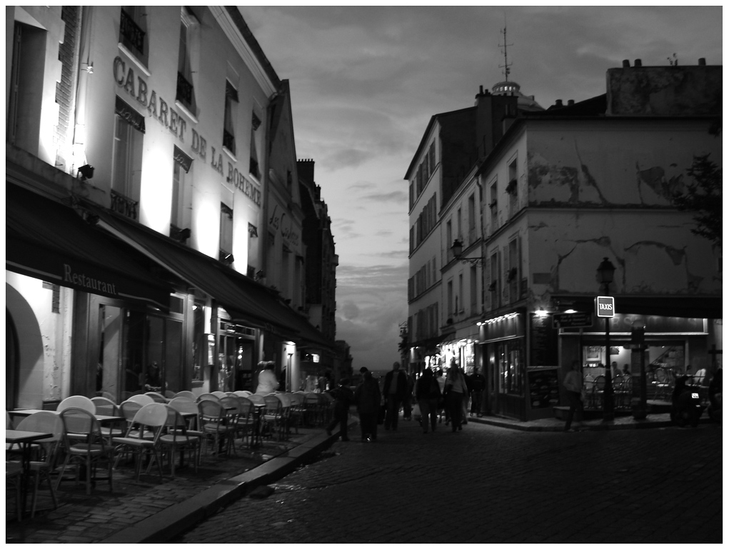 Place du Tertre в серых тонах.