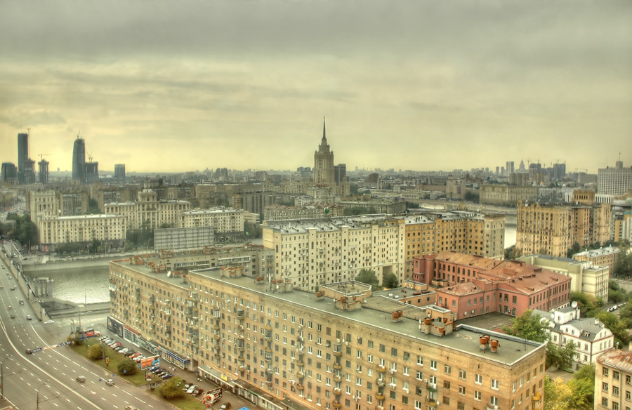 Август