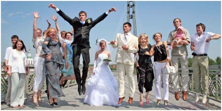 Свадебный прыжок на мосту влюблённых.