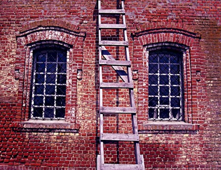 2 окна, 8 ступеней и много кирпичей