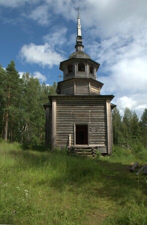 А церкви там стоят прямо посреди леса