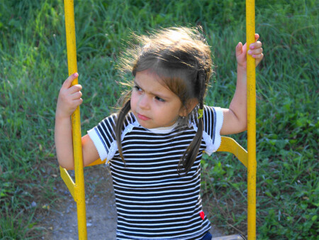 задумалась