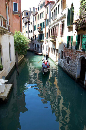 Отражается водная гладь...