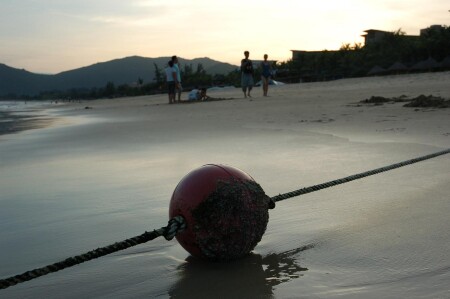 объект на берегу пляжа