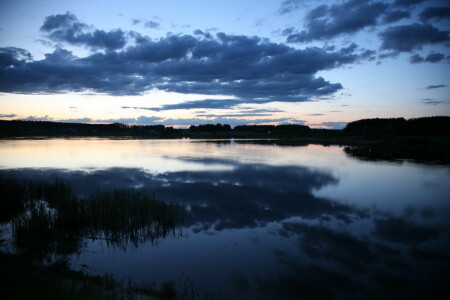Закат на озере в Предкарпатье