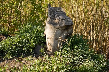 конь