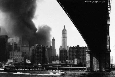 "НЬЮ ЙОРК АТТАКОВАН ТЕРРОРИСТАМИ, 11 СЕНТЯБРЯ 2001"