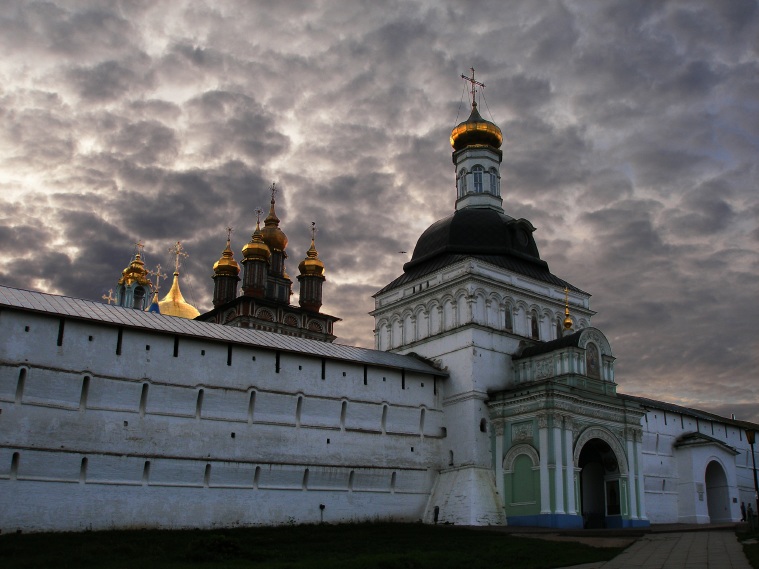 Моностырь. Вечер.