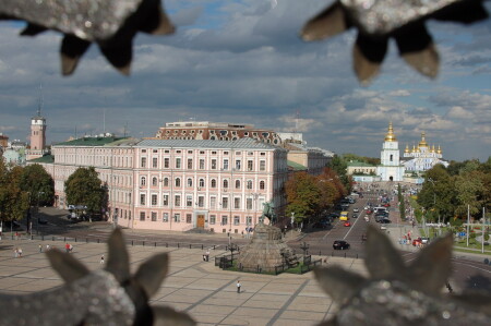 На фоне Софиевской площади в Киеве.