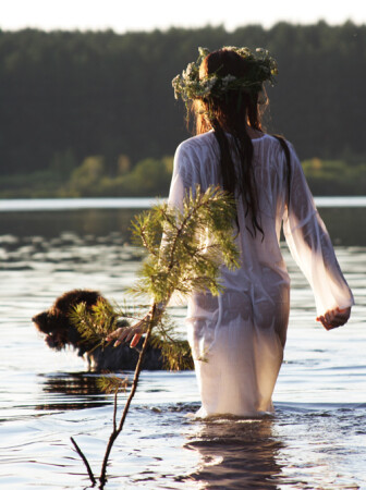 девушка c собакой....