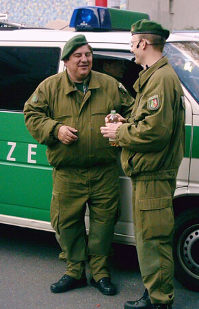 Хорошо быть молодым, еще лучше полицейским!