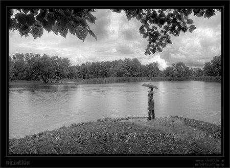 Осенний пейзаж с девушкой