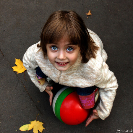 Анечка с мячиком