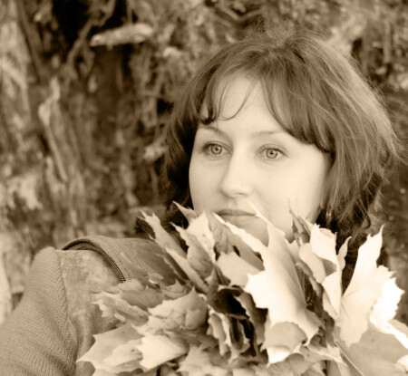 Спрятавшаяся за листьями....