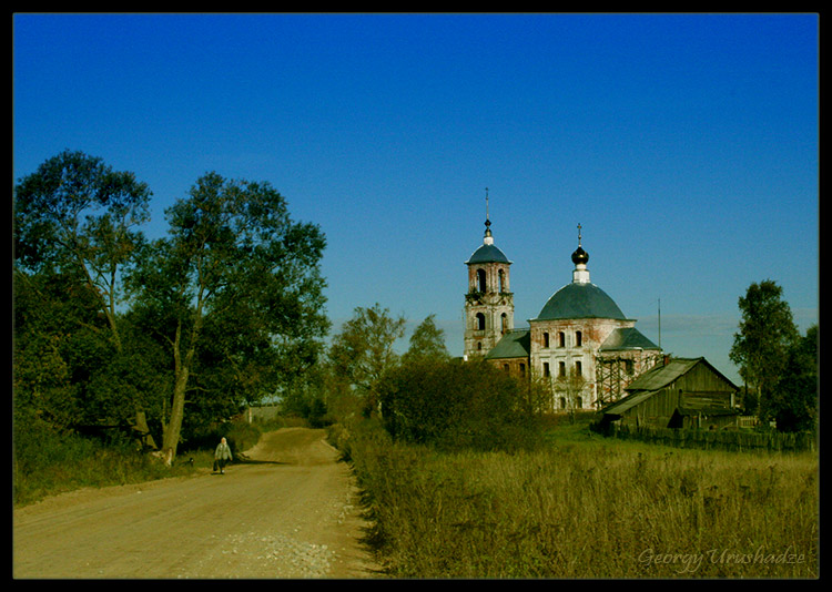 Старая церковь, старушка и собака 