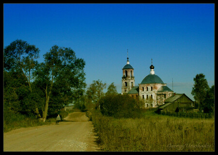 Старая церковь, старушка и собака