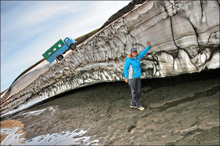 На фоне средства передвижения