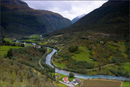Плутая между гор