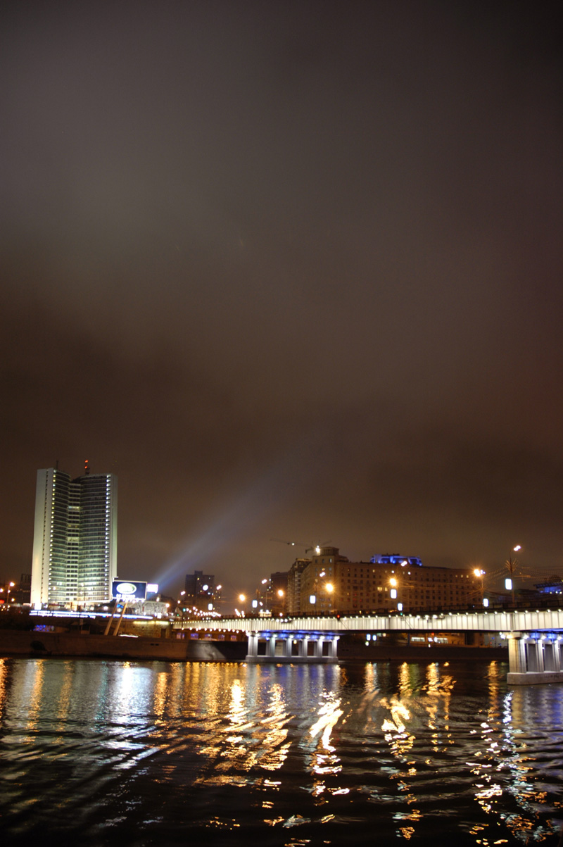 Город живет