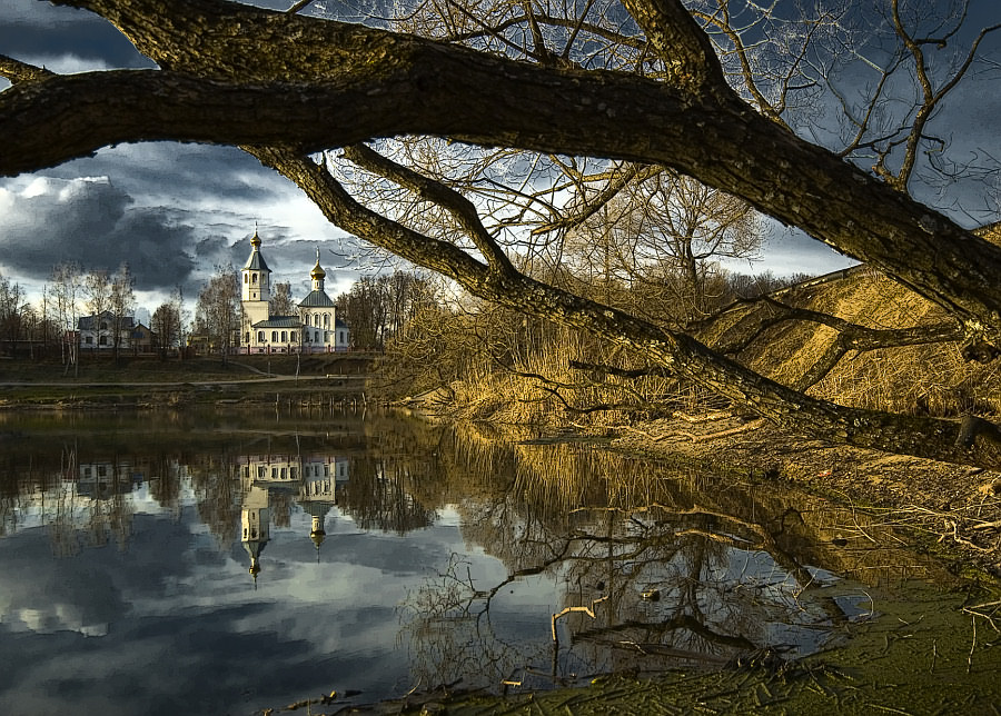 Колокола звонят по уходящему Лету.
