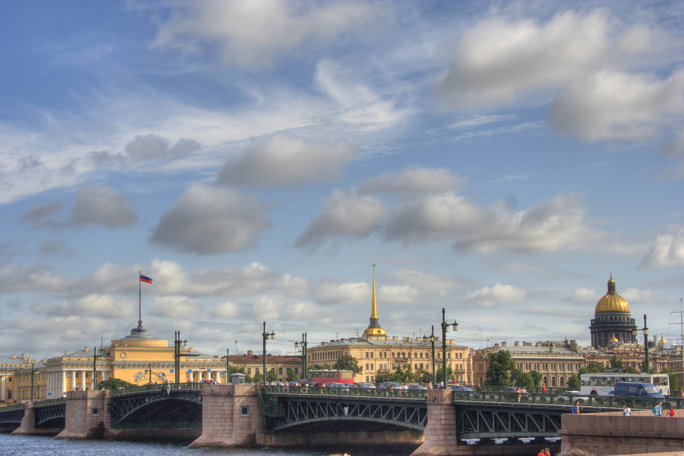 Облака над дворцовым мостом