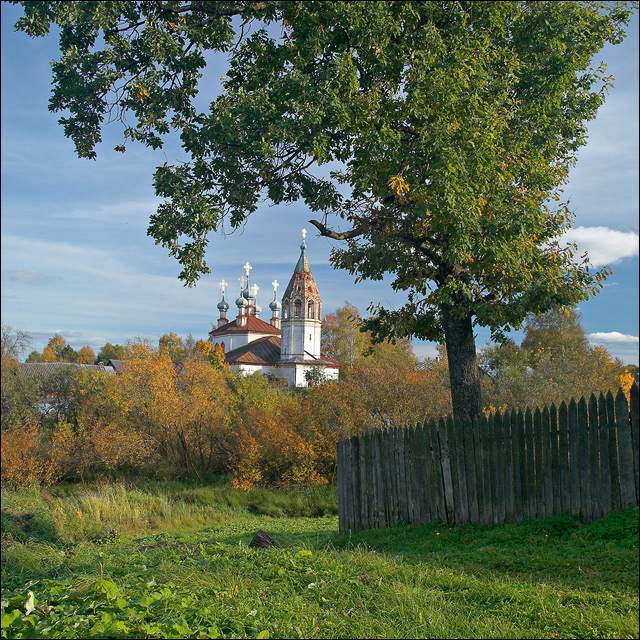 Осенняя квадратная открытка с церковью в Устюжне