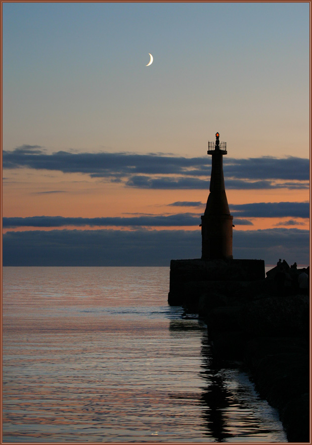 Грустная прогулка вдоль моря перед сном