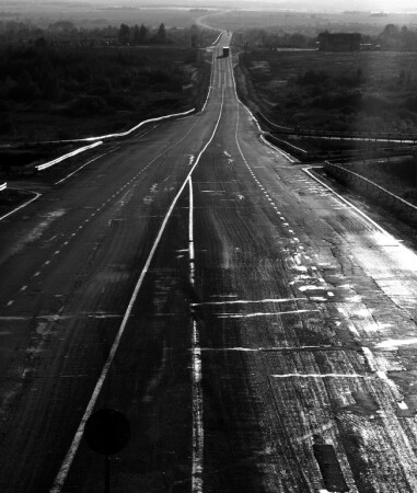 Дорога одинокого дальнобойщика уходящая за горизонт