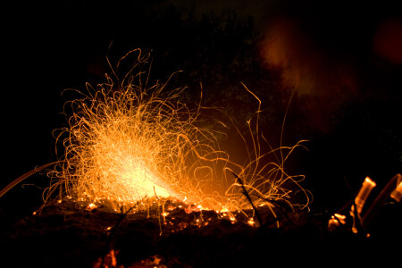 Искры летят