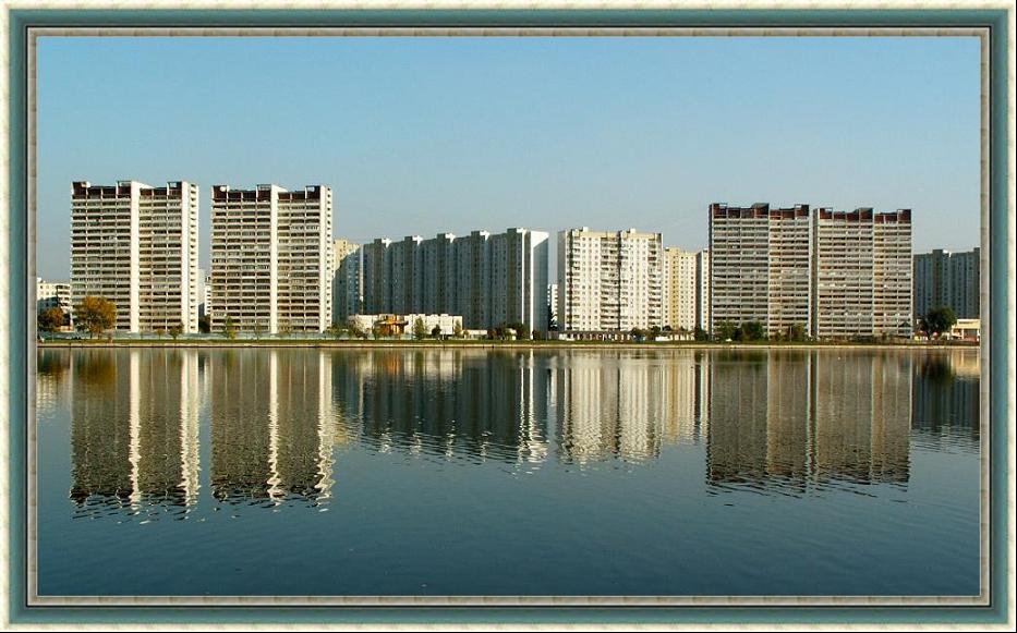 Любуясь своим отражением.