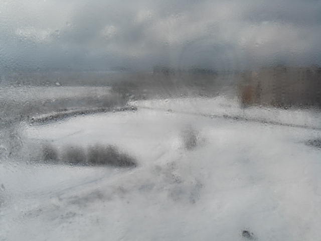 за стеклом