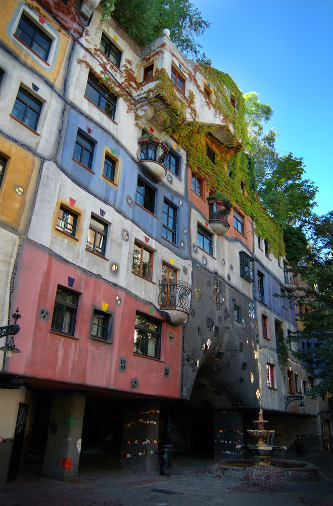 HUNDERTWASSER HOUSE