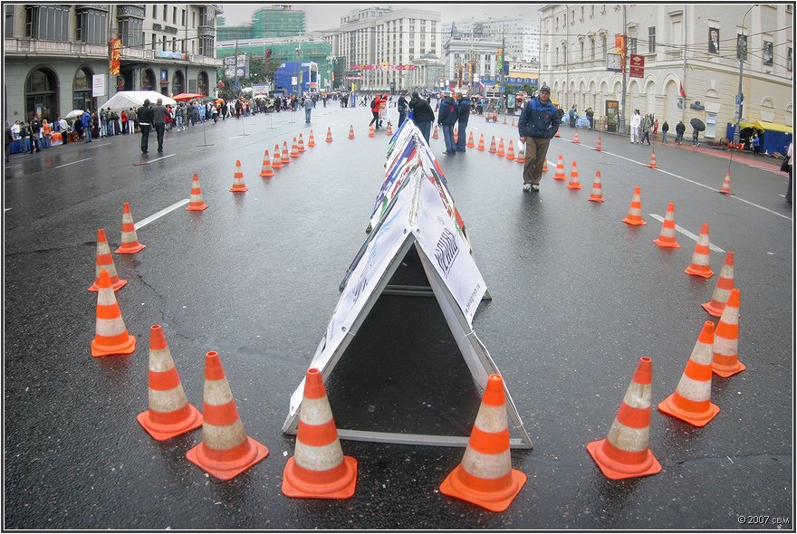Оранжевые окружают