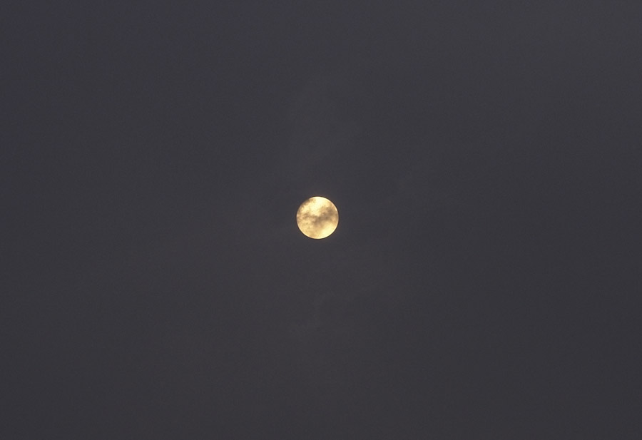 Не луна