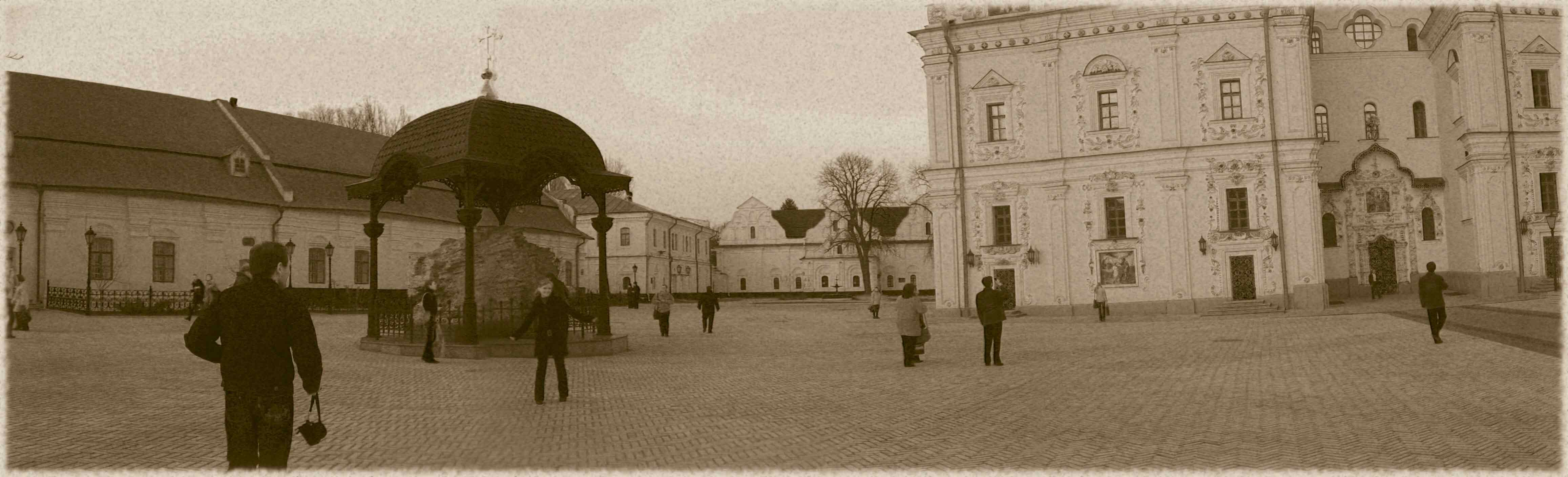 Территория печерской лавры