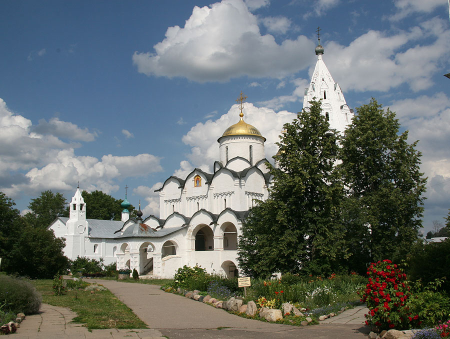 Монастырский двор