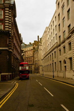 Одинокий автобус.