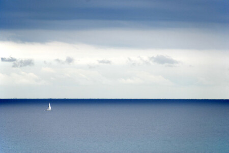 в тумане моря голубом