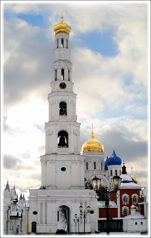 Подпирая небо
