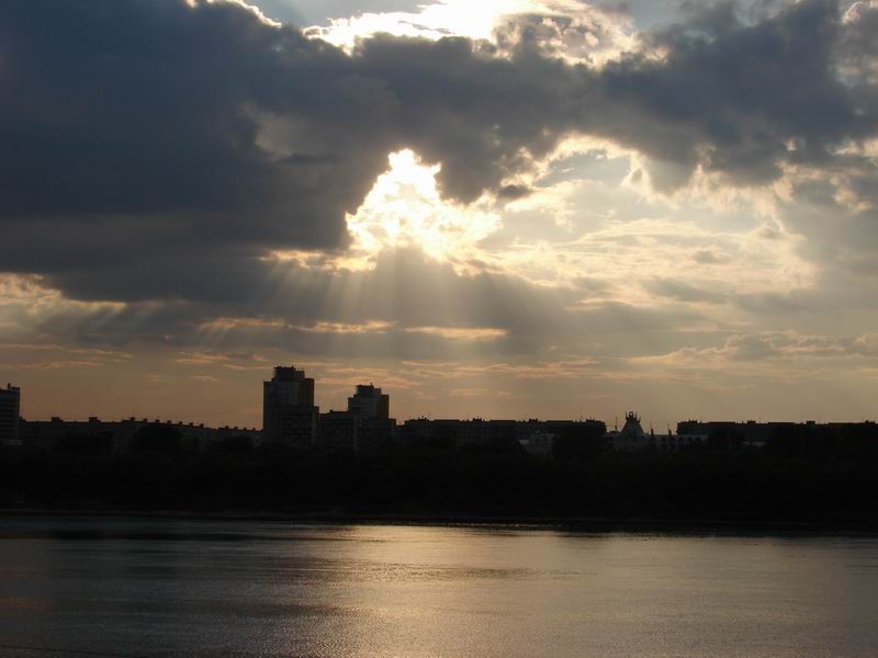 Город в лучах солнца