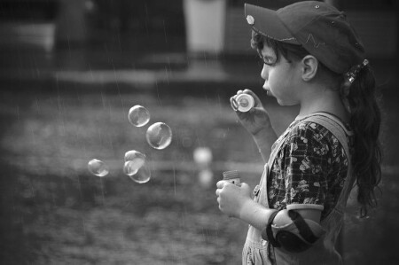 Девочка под дождем