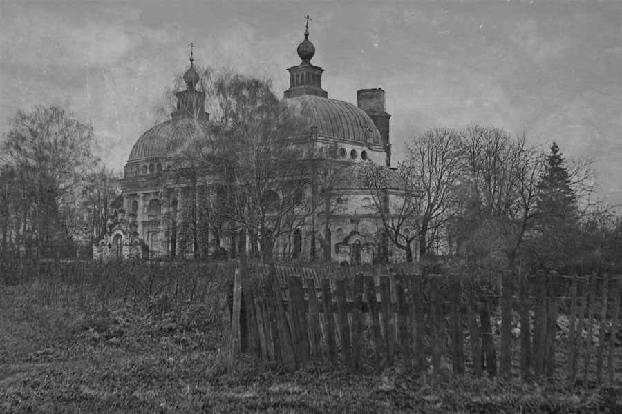 У храма.