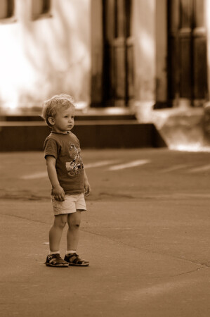 мальчик который гуляет сам по себе