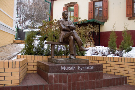 Памятник Михаилу Булгакову в г. Киеве