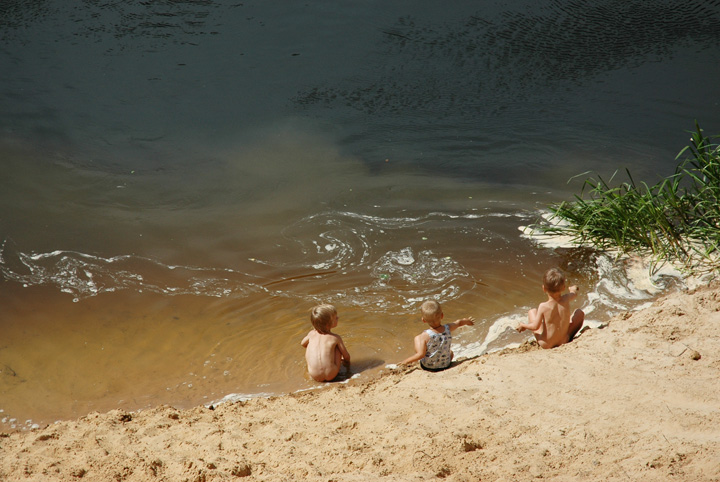 У воды