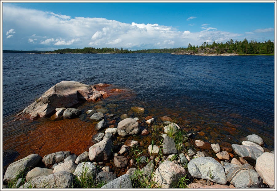 Красные камни в синей воде