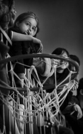 на трибунах становится тихо...