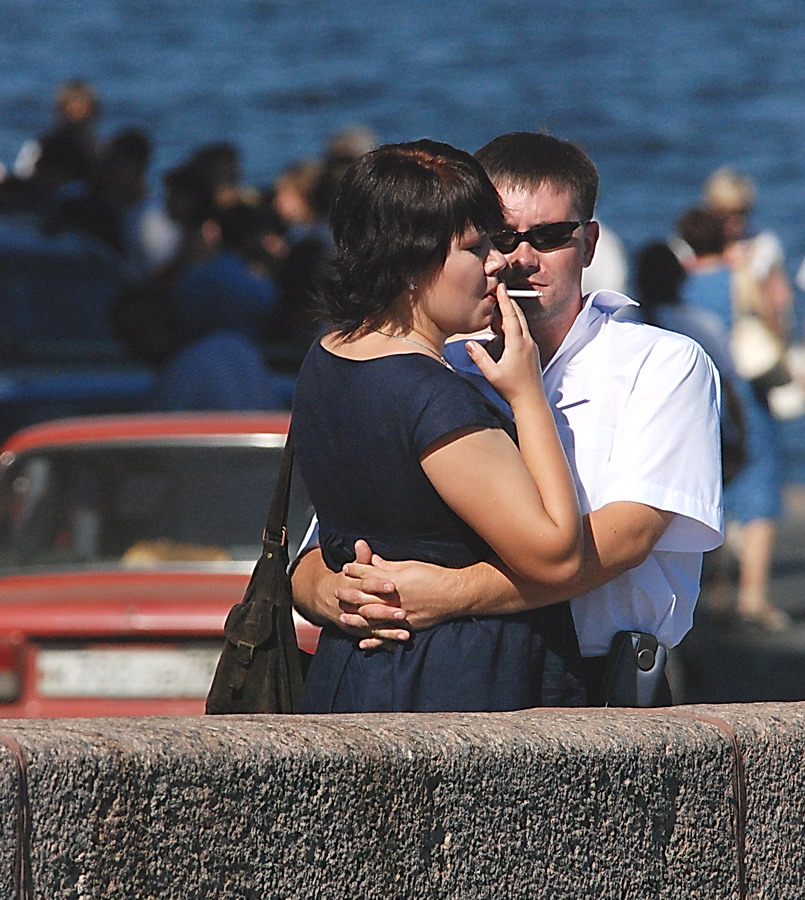 Последняя затяжка перед поцелуем.